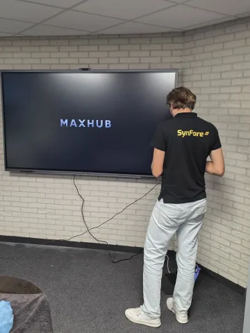 Maxhub Montage