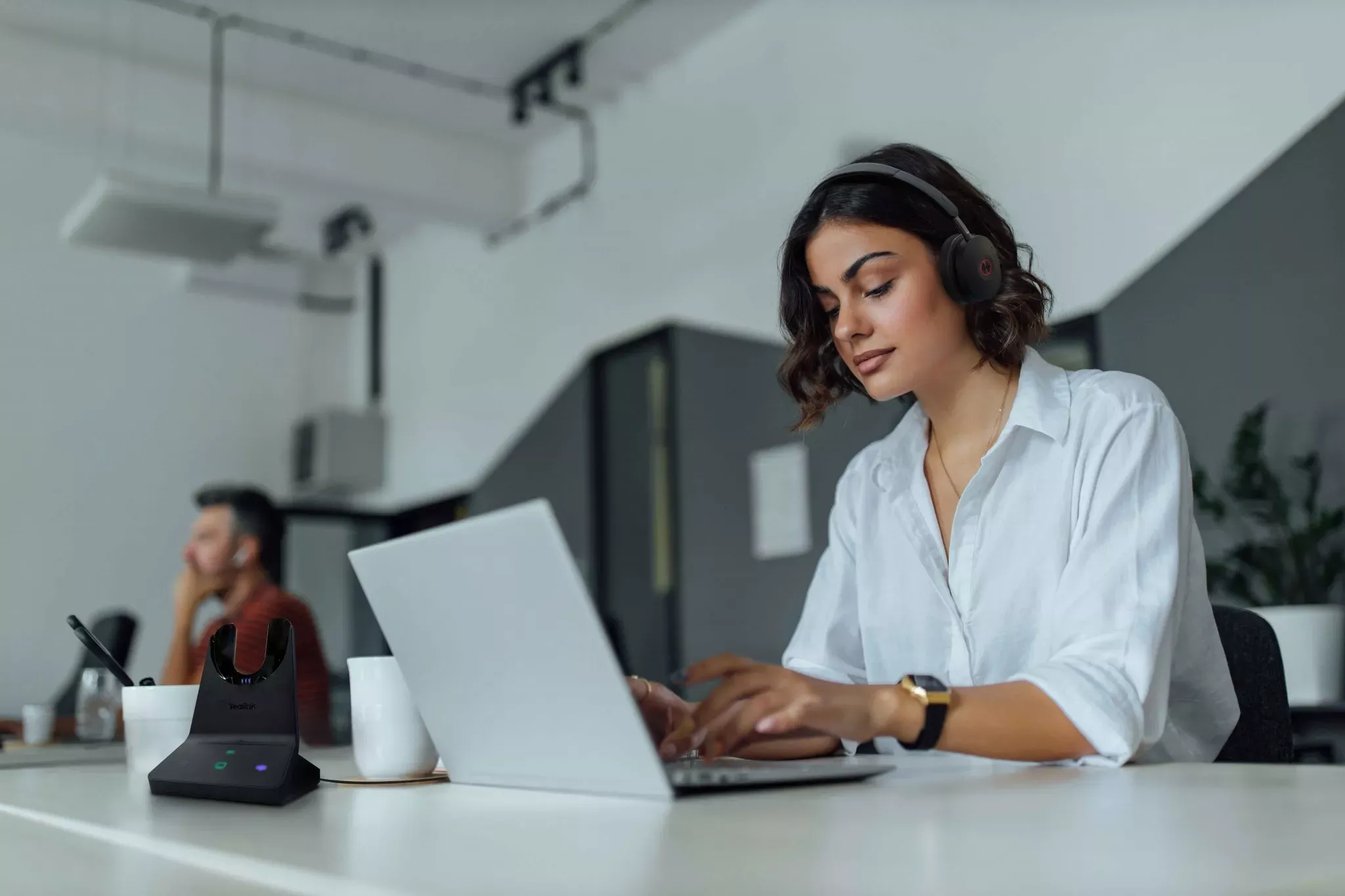 Yealink WHD682UC draadloze DECT headset met workstation voor professioneel gebruik - SynFore