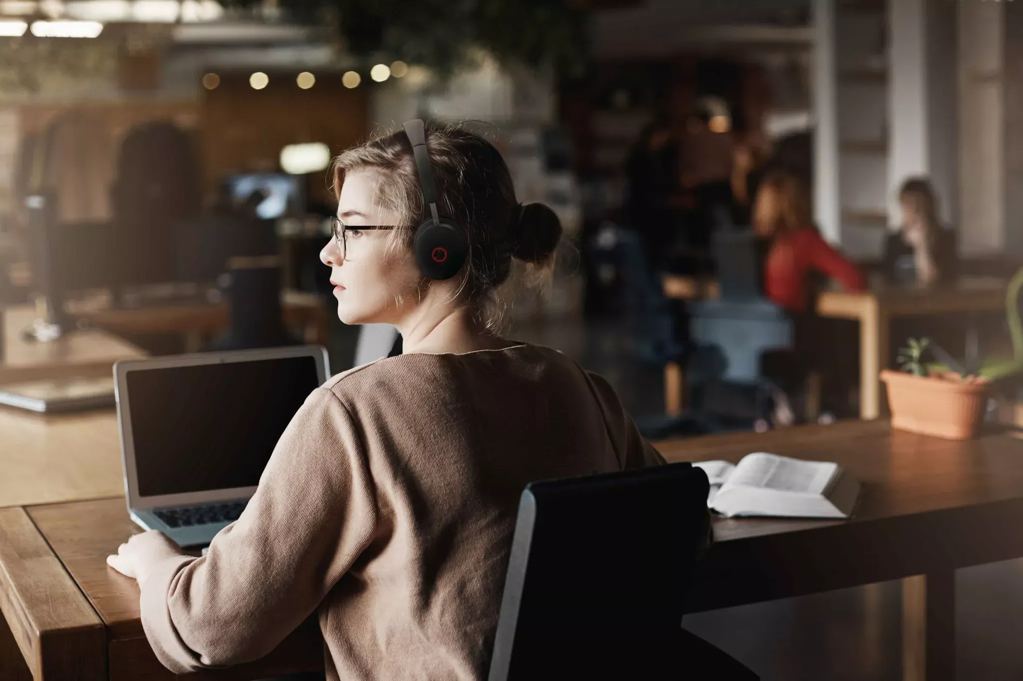 Yealink WHD682UC draadloze DECT headset met workstation voor professioneel gebruik - SynFore